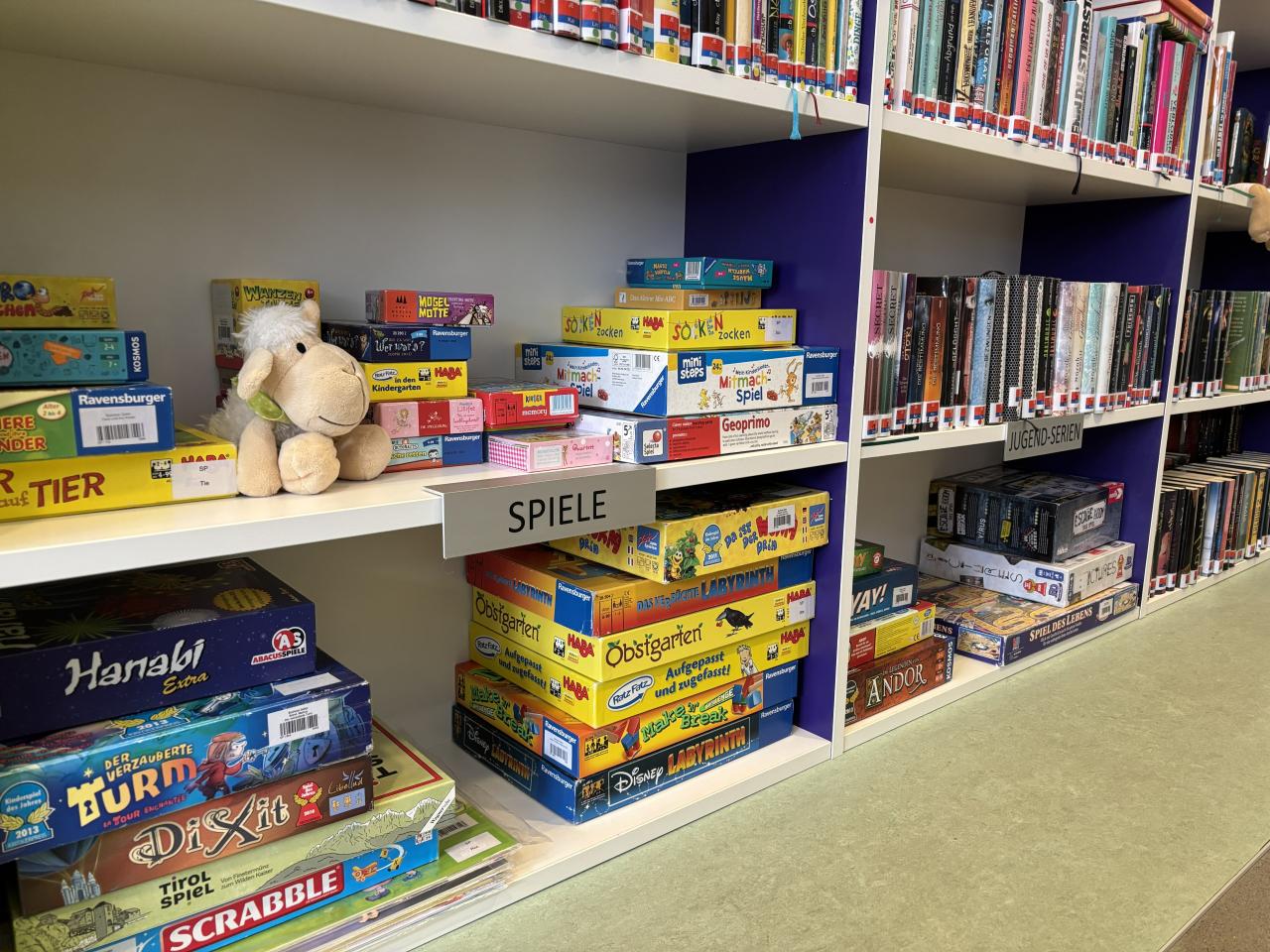 Regal in der Bibliothek mit Spielen
