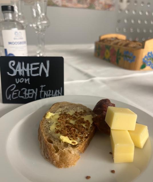 Teller mit Enziansamen und Käsestücke
