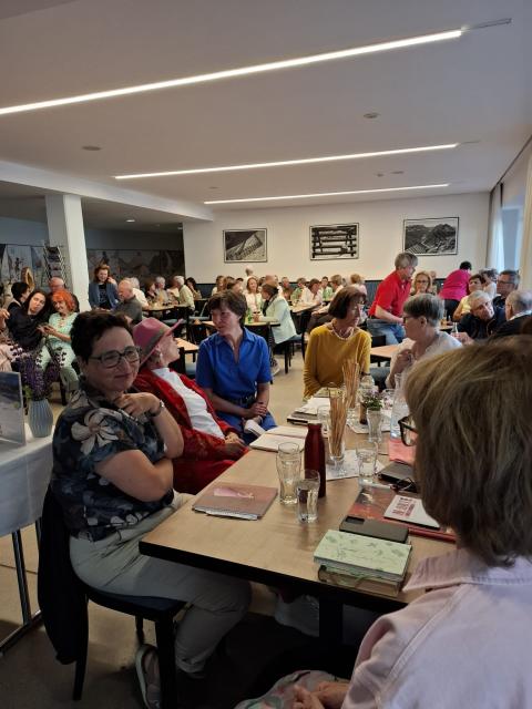Vorne Tisch mit den Autorinnen im Hintergrund Publikum. 