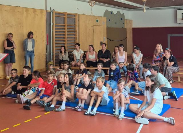 Turnsaal der Volksschule mit den anwesenden Kindern. 
