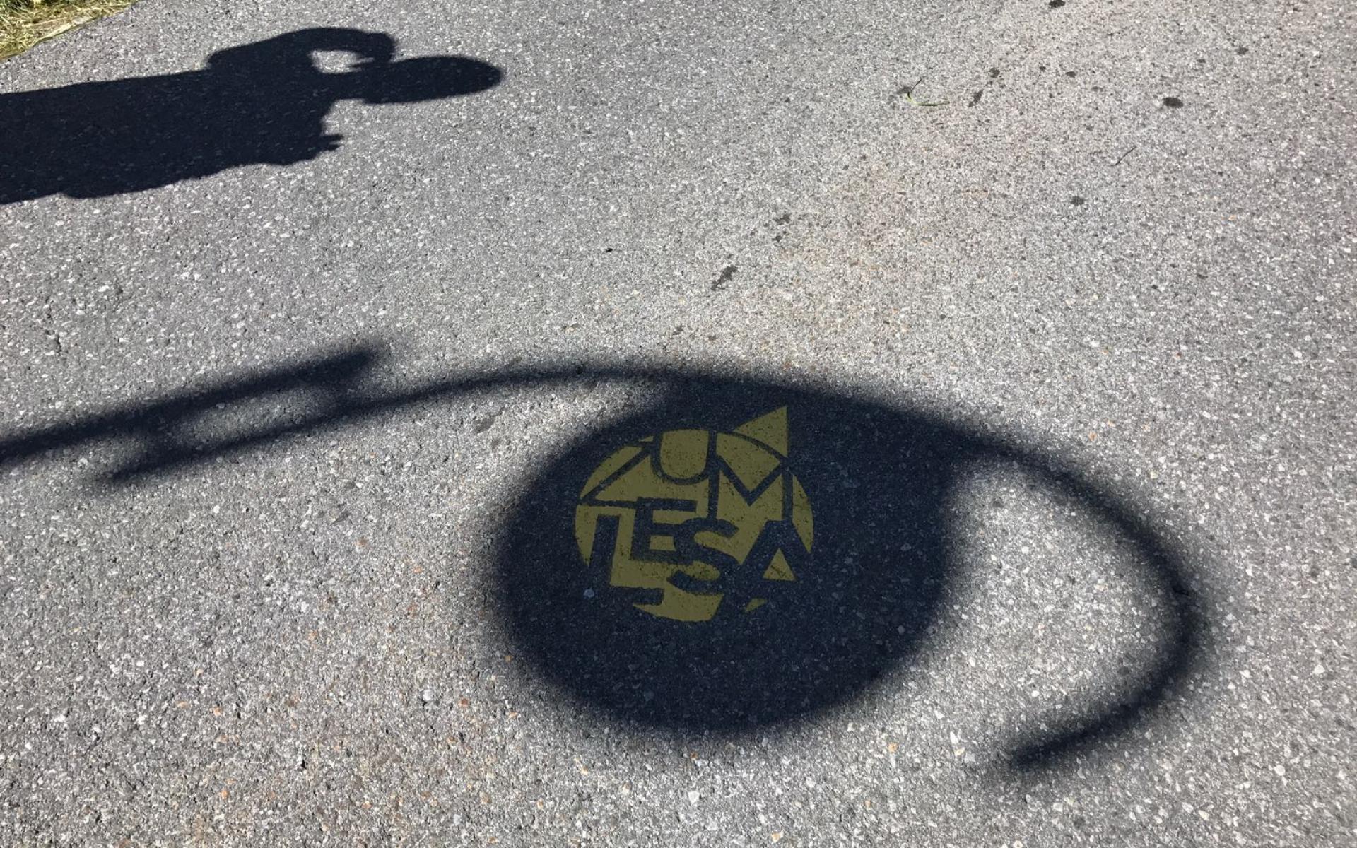 Das Logo der Bücherei auf die Straße gesprüht.